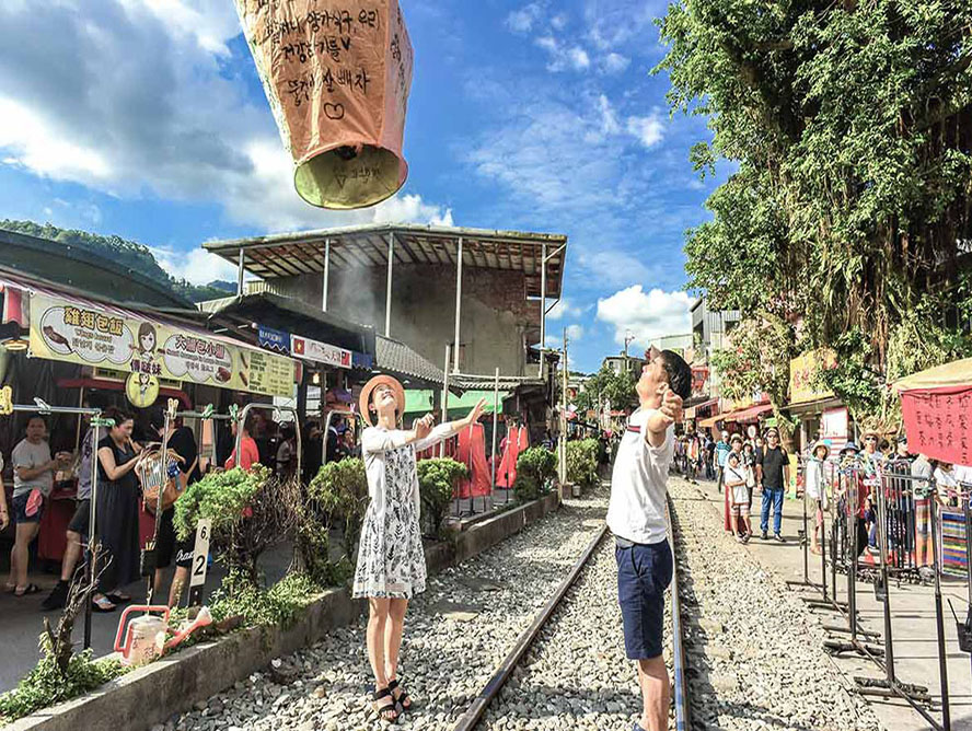 天燈祈求希望與幸福 平溪 十分 基隆 附駕包車一日遊 Longguan Tours